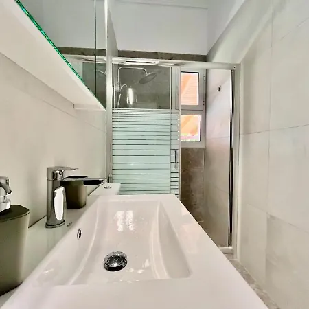 アパート Spacious House With Large Backyard
