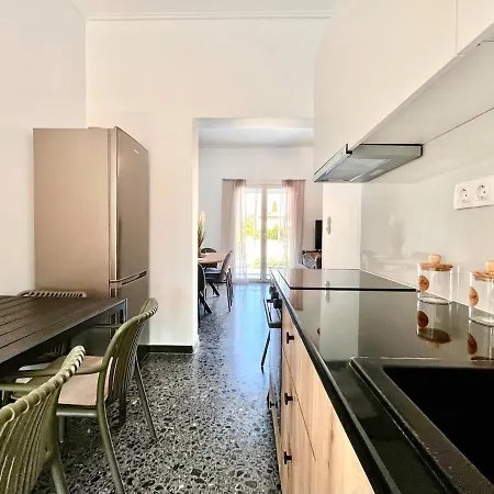 Spacious House With Large Backyard ルートラキ
