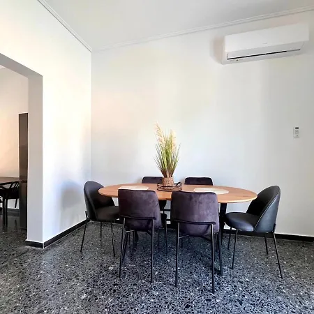Spacious House With Large Backyard アパート ルートラキ