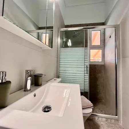 Spacious House With Large Backyard * ルートラキ