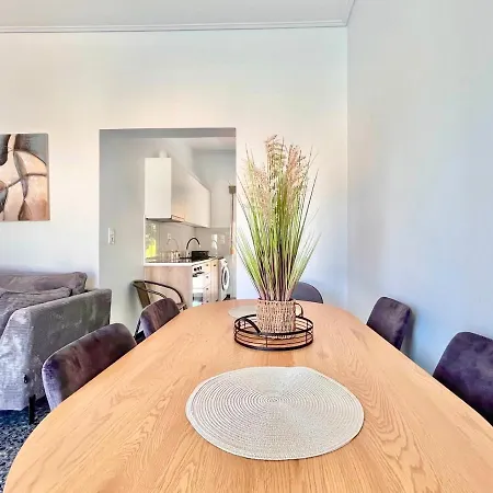 Spacious House With Large Backyard アパート