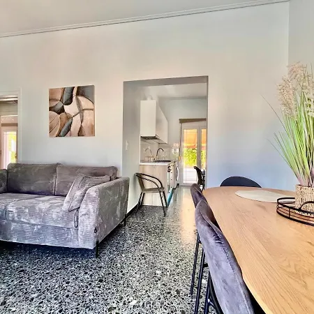 アパート Spacious House With Large Backyard ルートラキ
