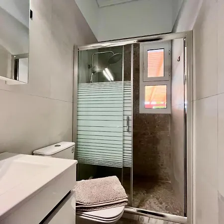 Spacious House With Large Backyard アパート ルートラキ