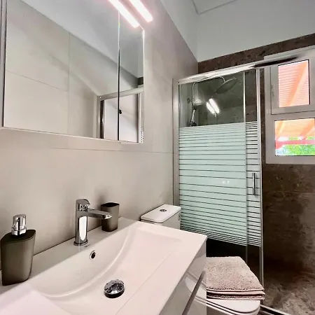 Spacious House With Large Backyard * ルートラキ