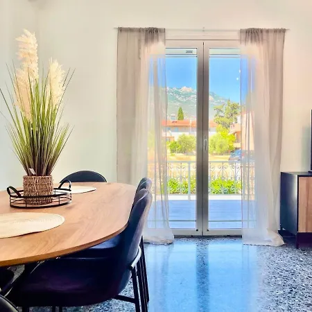 Spacious House With Large Backyard アパート